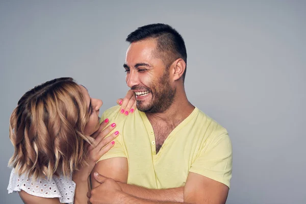 Szczęśliwa para w studio śmiechem nad szary — Zdjęcie stockowe