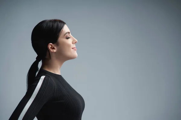 Retrato de perfil de primer plano de mujer confiada con los ojos cerrados — Foto de Stock