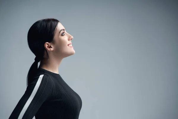 Retrato de perfil de primer plano de mujer confiada mirando hacia adelante —  Fotos de Stock