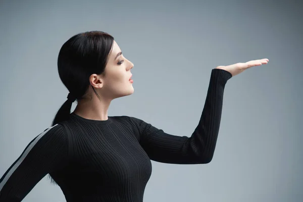 Perfil retrato de uma mulher segurando espaço de cópia em branco na palma da mão — Fotografia de Stock