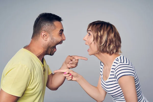 Casal feliz gritando de alegria olhando uns para os outros — Fotografia de Stock