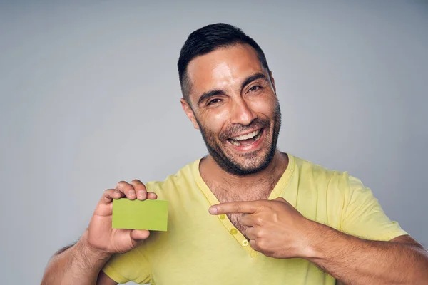 Primer plano del hombre hispano casual mostrando tarjeta de crédito en blanco — Foto de Stock
