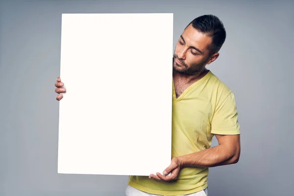Homem segurando placa branca em branco com espaço de cópia para texto — Fotografia de Stock