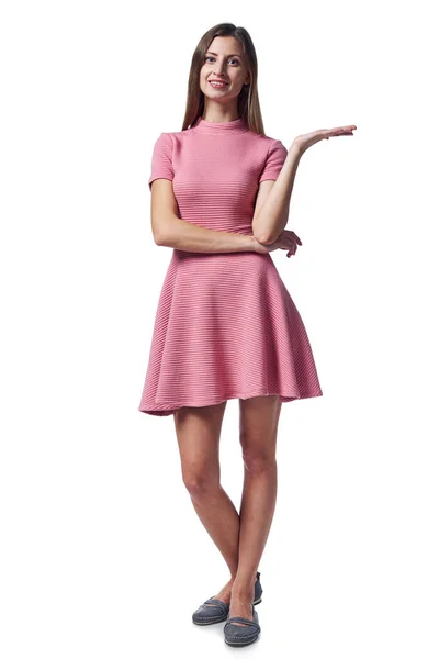 Kvinna i rosa klänning med tomt kopieringsutrymme på handflatan — Stockfoto