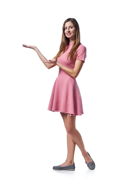 Frau im rosa Kleid hält leeren Kopierraum auf der Handfläche — Stockfoto