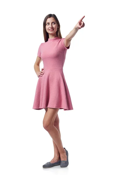 Donna a figura intera in abito rosa che punta verso il lato — Foto Stock