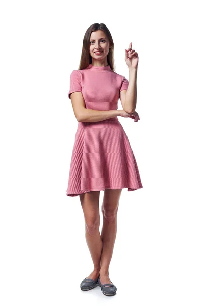 Frau in voller Länge im rosa Kleid, das nach oben zeigt — Stockfoto