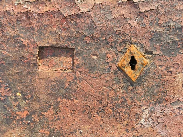 Old cuaca chappy pintu dengan lubang kunci berkarat — Stok Foto