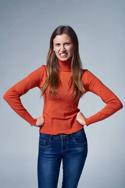 Mulher de jeans com expressão facial irritada — Fotografia de Stock