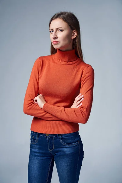 Woman looking at camera with suspicion — Stock Photo, Image