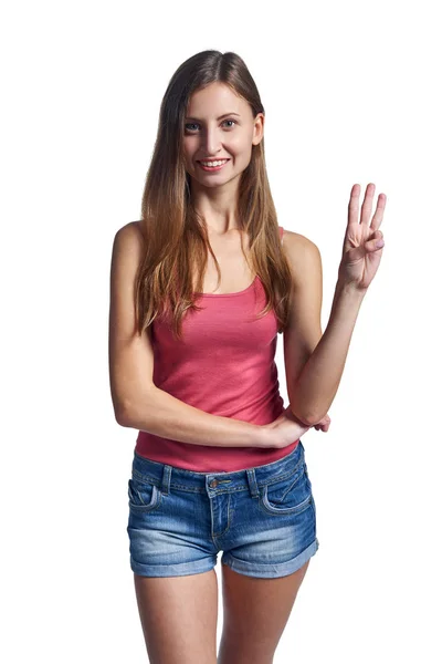 Glückliche Frau in kurzen Hosen, die drei Finger zeigt — Stockfoto