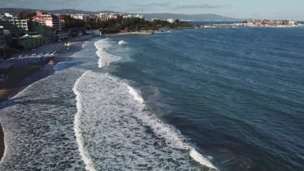 일몰에 해변을 파도는 리조트 호텔에 항공기 — 비디오