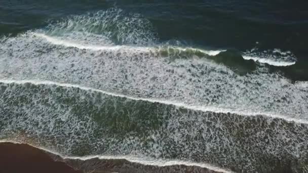 Vista Aérea Drone Tiro Ondas Quebrar Praia Areia Deslizando Longo — Vídeo de Stock