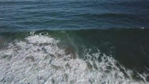 Vue Aérienne Drone Coups Vagues Brisent Sur Plage Sable Glissant — Video