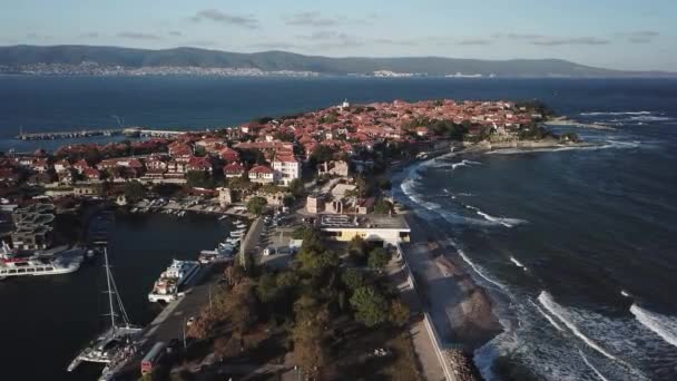 ブルガリアの黒海沿岸の古代都市ネッセバル ユネスコ世界遺産 夕暮れ時の航空写真 — ストック動画