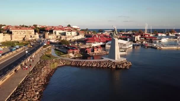 Alacakaranlıkta Old Nessebar Daki Aziz Nikolaos Heykeli Kayıp Denizcilerin Heykeli — Stok video