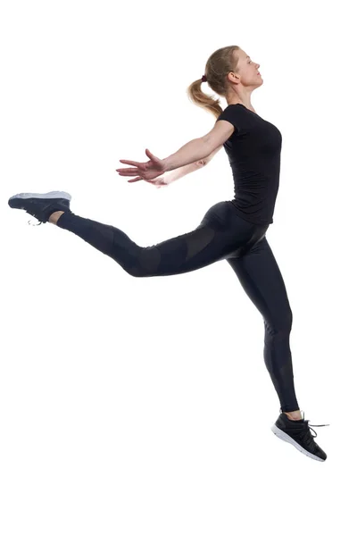 Sport kvinna hoppar på vit Studio bakgrund — Stockfoto