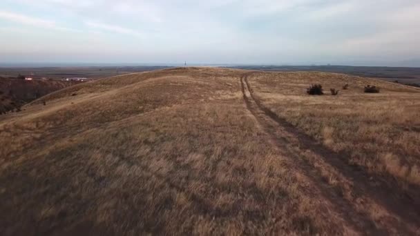 Flygvy Flyga Över Landsväg Genom Torra Land Och Kullar — Stockvideo