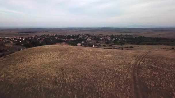 Letecký Výhled Plující Venkovské Silnici Přes Suchou Půdu Kopce Výhledem — Stock video