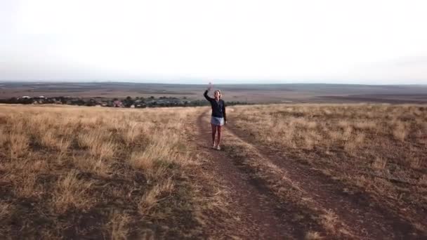 Vue Aérienne Une Femme Agitant Caméra Regardant Loin Sur Route — Video