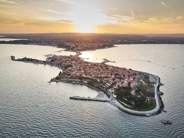 Vue aérienne générale de Nessebar, ancienne ville sur la côte de la mer Noire de Bulgarie — Photo