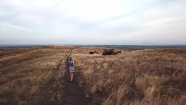 Letecký Pohled Ženu Běžící Venkovské Silnici Přes Suchou Zem Kopce — Stock video