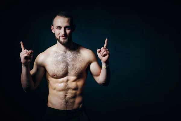 Bajo retrato clave del hombre musculoso sin camisa en el fondo oscuro — Foto de Stock