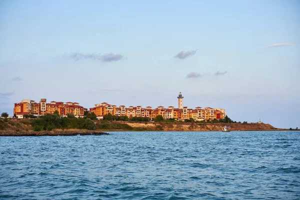 Bostäder komplex på havet, på Twilight — Stockfoto