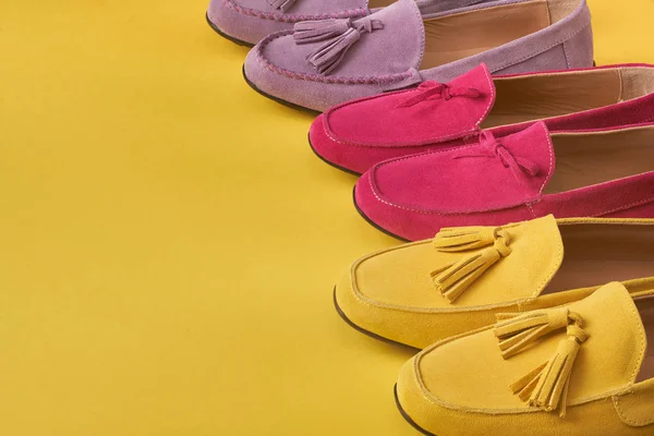 Mujer colorida mocassins sobre fondo amarillo brillante —  Fotos de Stock