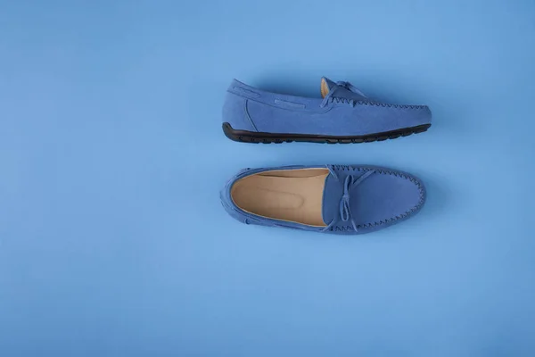 蓝色绒面革男子的莫卡辛鞋在蓝色背景 — 图库照片