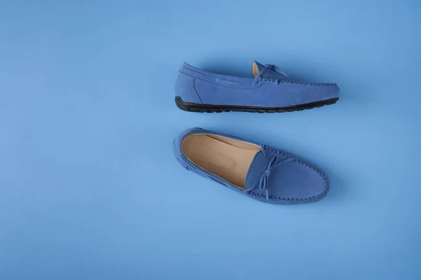 蓝色绒面革男子的莫卡辛鞋在蓝色背景 — 图库照片