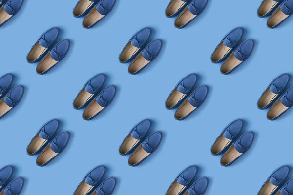 Wzór niebieskiego zamszu mężczyzn mocassin buty na niebieskim tle — Zdjęcie stockowe