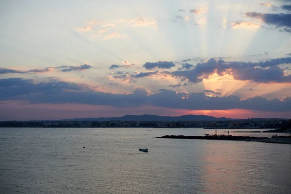 Hermosa puesta de sol en la playa con casas residenciales en la orilla —  Fotos de Stock