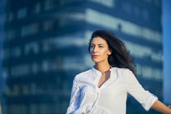 Young woman over modern office facade — Stock Photo, Image