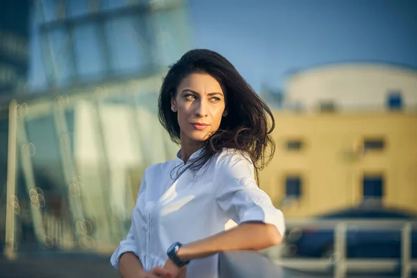 Young woman over modern office facade — Stock Photo, Image