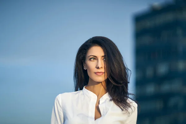 Young woman over modern office facade — Stock Photo, Image