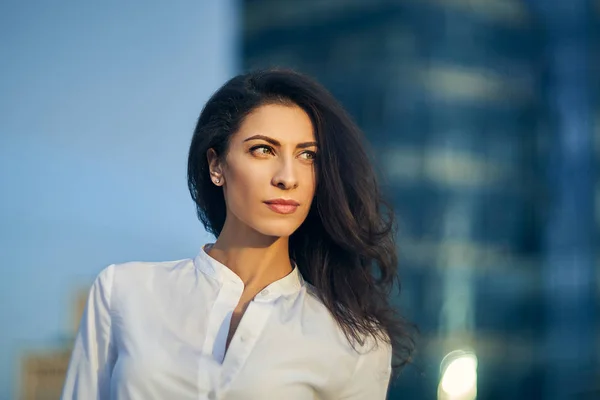 Young woman over modern office facade — Stock Photo, Image