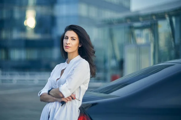 Mujer joven sobre moderna fachada de oficina —  Fotos de Stock