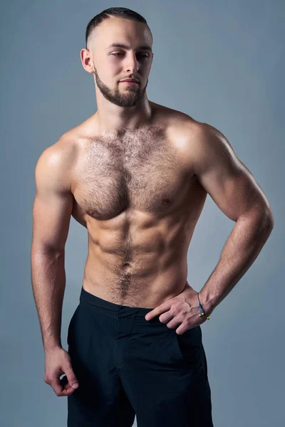 Muskulöser Mann ohne Hemd, der mit den Händen auf den Hüften steht — Stockfoto