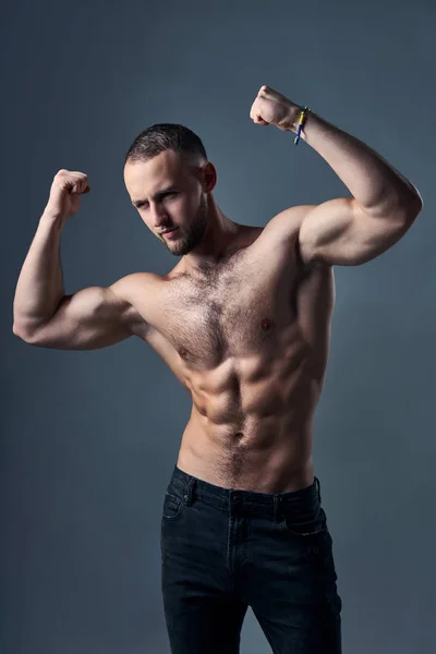 Bărbat fără cămașă musculară care își arată bicepșii — Fotografie, imagine de stoc