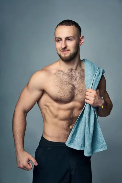 Мужчина без рубашки с полотенцем через плечо — стоковое фото