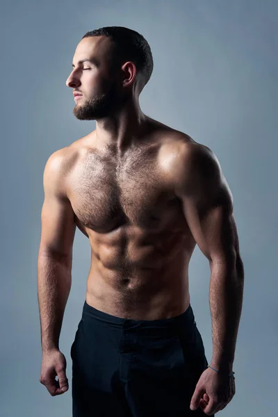 Muscular shirtless man standing with closed eyes — Stock Photo, Image