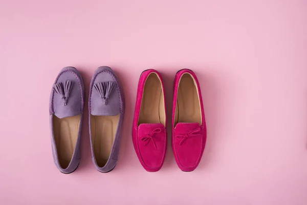 스웨이드 모카신 슈즈 라일락과 핑크 배경위에 밝은 라즈베리 2쌍 — 스톡 사진