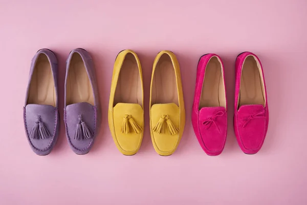 Veelkleurige Suede mocassins schoenen over roze achtergrond — Stockfoto