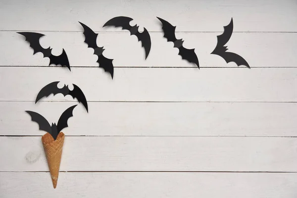 Černé papírové netopýry letící přes bílé dřevěné hoblíky — Stock fotografie