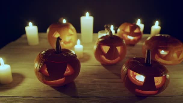 Calabazas de Halloween Jack-o-latern con velas — Vídeos de Stock