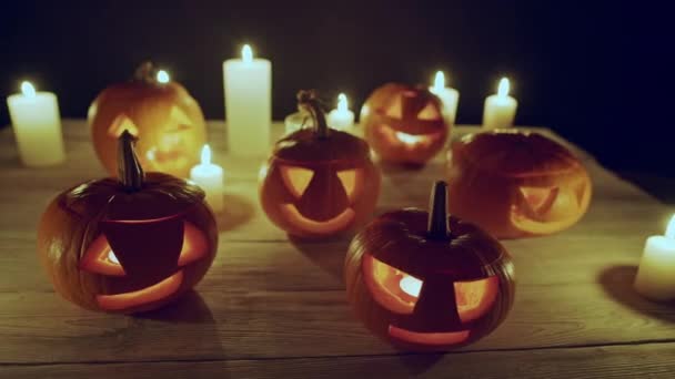 Calabazas de Halloween Jack-o-latern con velas — Vídeos de Stock