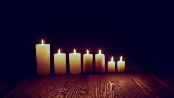 Kaarsen branden in donker — Stockvideo