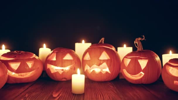 Zoom fora vídeo de Jack-o-latern Halloween abóboras com velas — Vídeo de Stock