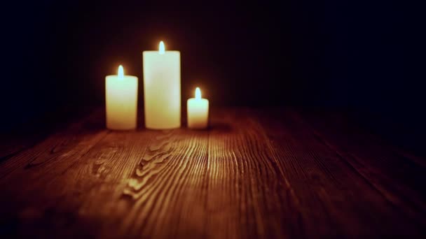 Kaarsen branden in donker — Stockvideo